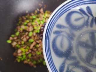 雪菜炒毛豆,加小半碗热开水