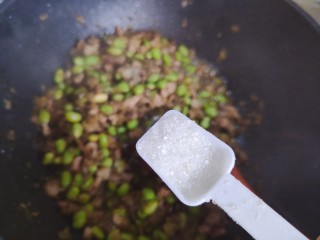 雪菜炒毛豆,加一小勺细砂糖，翻炒均匀即可