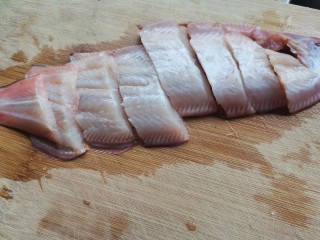 清蒸龙利鱼,龙利鱼去内脏去皮，斜切3厘米厚的鱼片