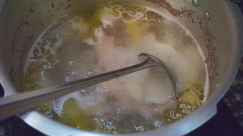 萝卜炖鸭肉,待高压锅内的气空了之后，打开盖子放入适量的盐