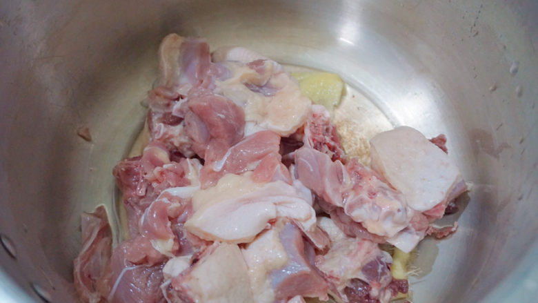 萝卜炖鸭肉,放入已洗干净的鸭肉