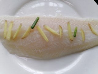 清蒸龙利鱼,用盐、黄酒、生姜、葱将鱼腌制十五分钟