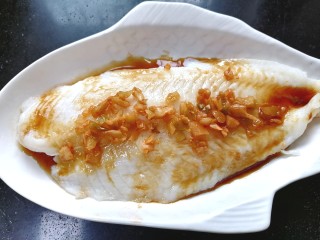 清蒸龙利鱼,加入适量榨菜碎米，这样蒸出来的鱼更鲜美。