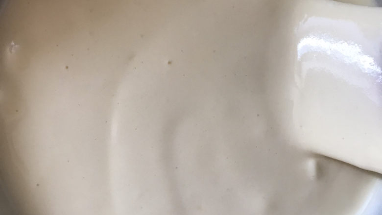 不开裂的海绵纸杯蛋糕（粘米粉版）,取1/3的蛋白霜到蛋黄糊中翻拌均匀