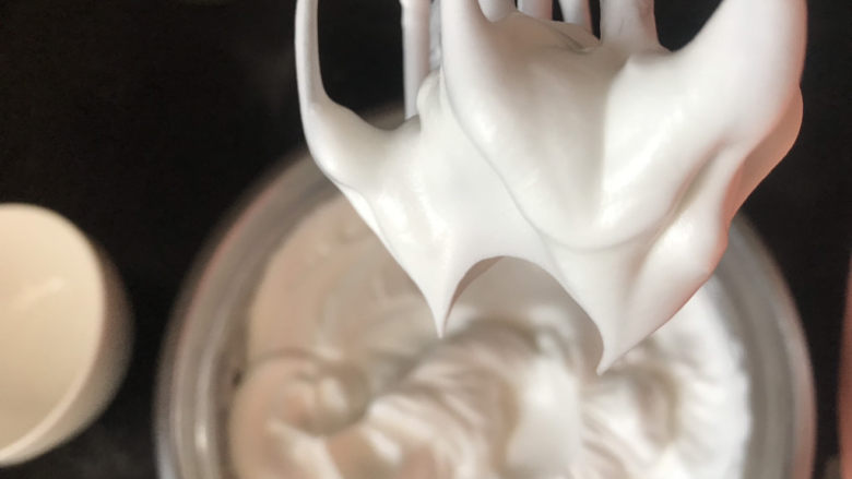 不开裂的海绵纸杯蛋糕（粘米粉版）,继续打发至粗泡细腻第二次加入1/3的白糖，打发至出现明显纹路时加入最后1/3糖，打发至干性发泡，提起打蛋器蛋白有直立的小尖角