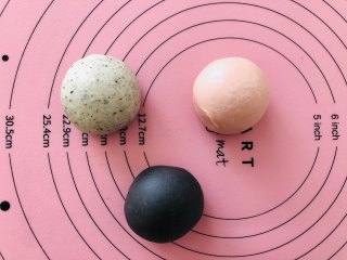 卡通小兔子馒头,把3个面团分别加入适量黑芝麻粉、红曲粉及竹炭粉揉成表面光滑的灰色、粉色跟黑色面团。