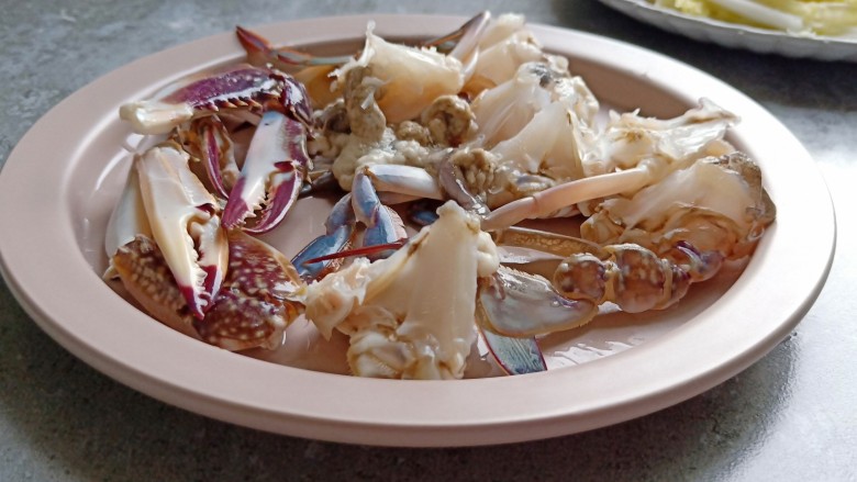 螃蟹白菜炒年糕,剪刀剪成块。