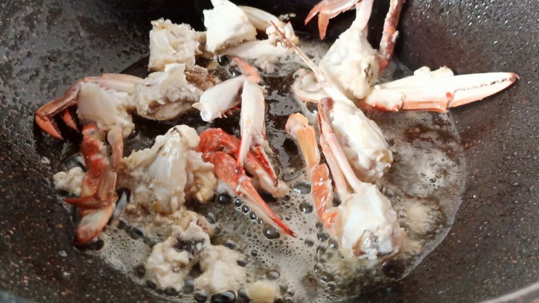 螃蟹白菜炒年糕,翻炒至螃蟹变色。