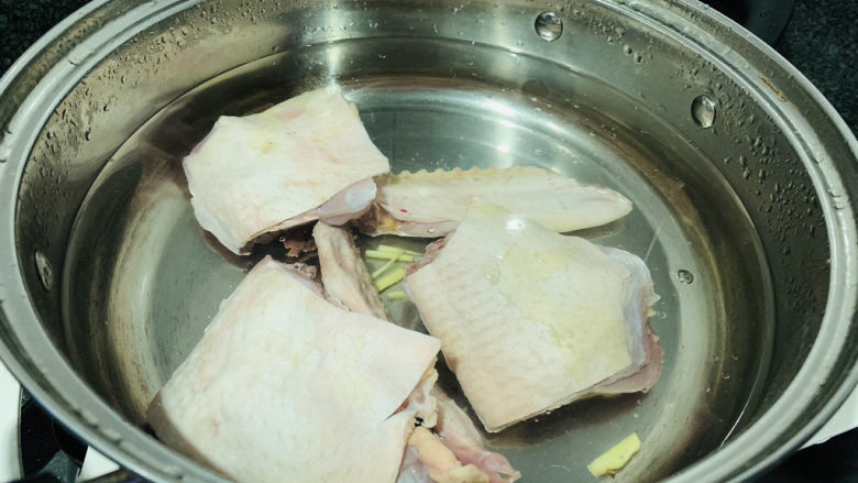 萝卜炖鸭肉,鸭肉冷水下锅；