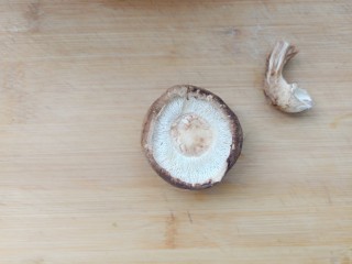 香菇鹌鹑蛋,香菇根用剪子剪掉