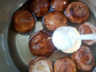 香菇鹌鹑蛋,放盐用清水浸泡10分钟，洗净捞出