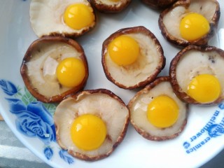 香菇鹌鹑蛋,将每个香菇打入一个鹌鹑蛋，上锅蒸6分钟