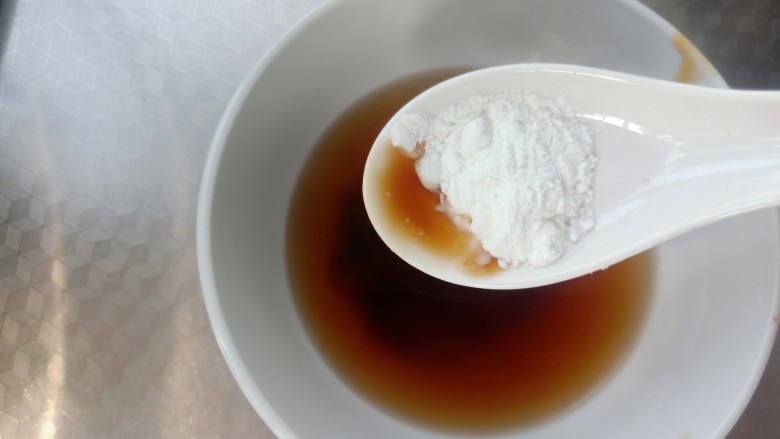香菇鹌鹑蛋,加淀粉，加适量水搅拌均匀