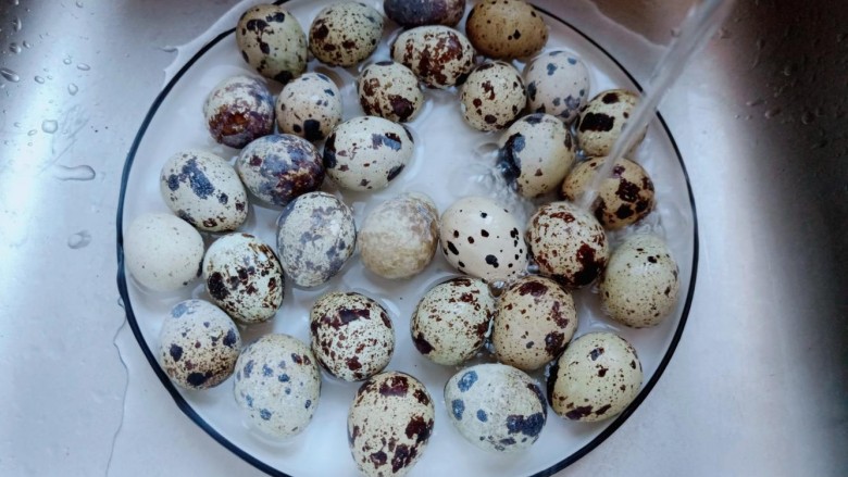 香菇鹌鹑蛋,清水洗去鹌鹑蛋表面的脏东西。
