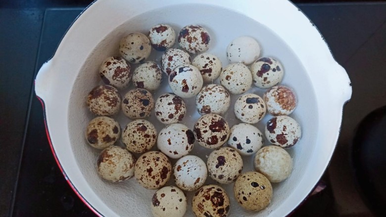 香菇鹌鹑蛋,锅里加水没过鹌鹑蛋，冷水上锅开大火煮。