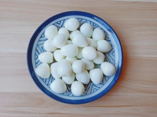 香菇鹌鹑蛋,碗上面盖一个大盘子，前后左右摇晃鹌鹑蛋，剥壳特别方便。