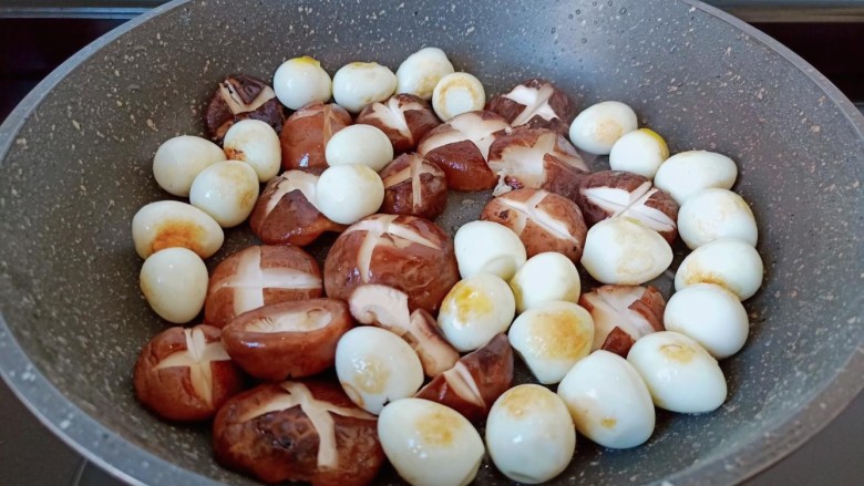 香菇鹌鹑蛋,放香菇翻炒片刻。