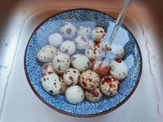 香菇鹌鹑蛋,煮好的鹌鹑蛋立马淋凉水。