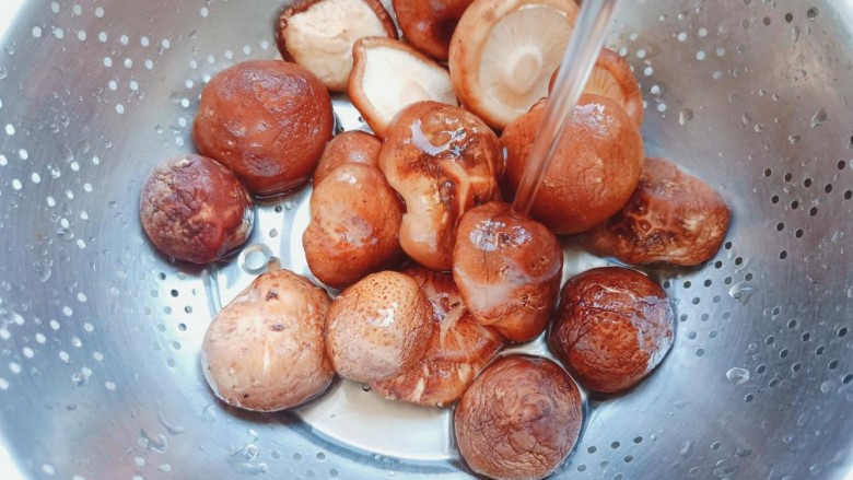 香菇鹌鹑蛋,香菇加一点盐清洗一下。