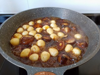 香菇鹌鹑蛋,加半碗清水开大火炖开，中火炖10分钟。