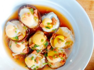 香菇鹌鹑蛋,将汤汁倒入蒸好的盘中