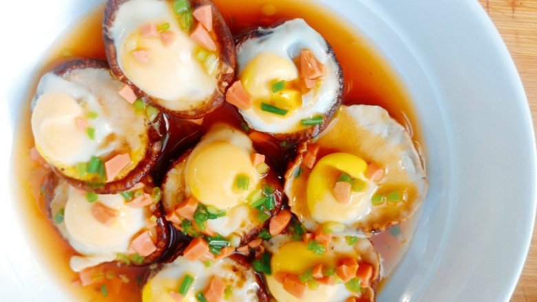 香菇鹌鹑蛋,将汤汁倒入蒸好的盘中