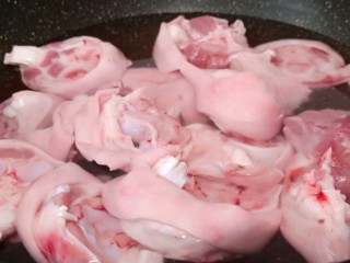 五香卤猪蹄,猪脚冷水下锅，水要盖过猪蹄开大火煮开。