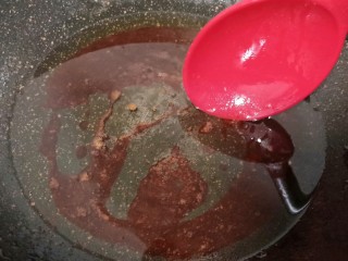 五香卤猪蹄,锅里加油与冰糖，炒至冰糖完全溶化，糖浆颜色越来越深，变成棕红色即可。