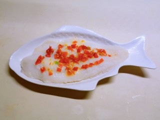 清蒸龙利鱼,将蒸熟的葱姜蒜和汤水去掉 放上剁椒