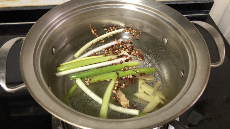 泡椒鸡胗➕ 香稻啄馀鹦鹉粒,坐锅烧水，加入小葱，姜片，花椒