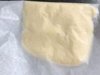 牛奶饼干（无黄油）,取一张油纸，用铲子铲出点面团，油纸包上，用手掌轻轻按压至厚点的面饼