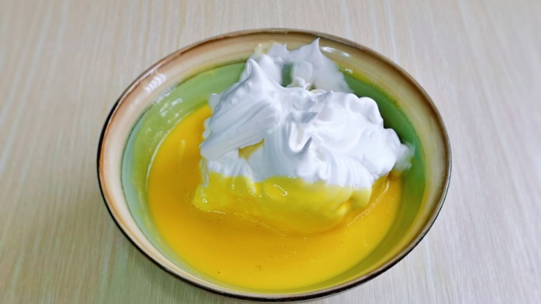 棉花蛋糕&不开裂不回缩方子,取三分之一的蛋白霜加入蛋黄糊中，翻拌手法直至看不到蛋白霜。