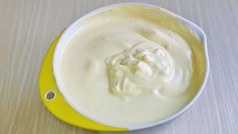 棉花蛋糕&不开裂不回缩方子,再把蛋黄糊倒入蛋白霜的容器中，翻拌均匀看不到蛋白霜即可。(这时烤箱135度预热)
