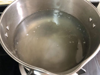 豆芽炒粉条,坐锅烧水，水开下红薯粉条，关火烫约三四分钟