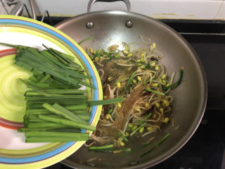 豆芽炒粉条,加入韭菜叶，翻炒均匀