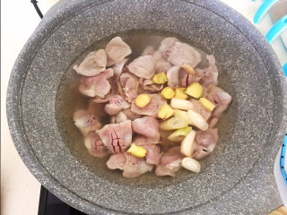 泡椒鸡胗,鸡胗冷水下锅，加入姜片和葱段，大火烧开后煮10分钟