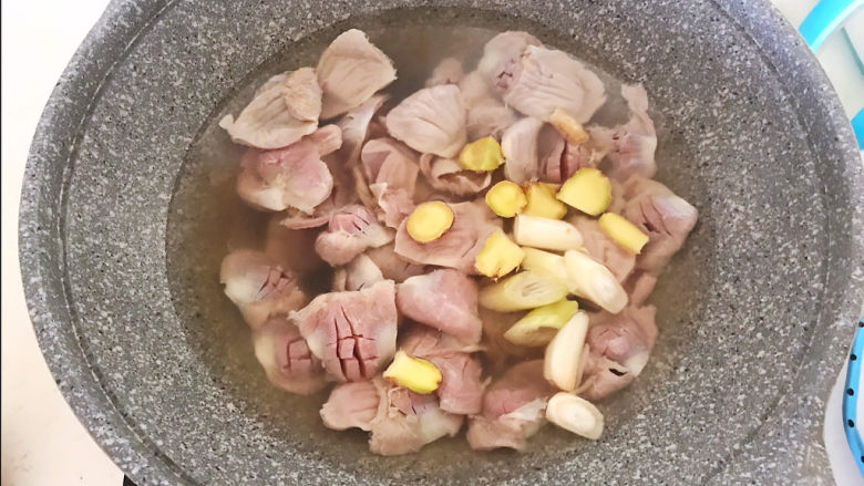 泡椒鸡胗,鸡胗冷水下锅，加入姜片和葱段，大火烧开后煮10分钟