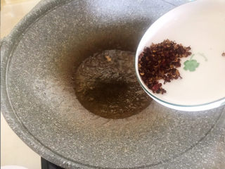 泡椒鸡胗,炒锅烧热后加入菜籽油，油烧热后加入花椒粒，炒出香味