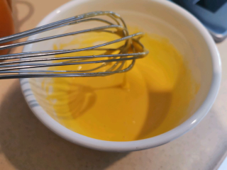 血橙蛋糕卷,筛入低筋面粉搅拌至无颗粒。