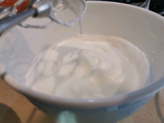 血橙蛋糕卷,蛋白分三次加入细砂糖打发至偏干性的湿性发泡。
