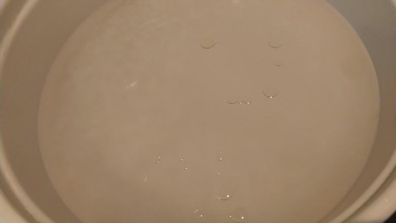 家常腊肠西葫芦香菇三拼煲仔饭,先将大米＋水＋少许食用油中小火焖(米和水的比例为1:1.2)，焖10分钟左右