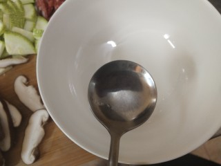家常腊肠西葫芦香菇三拼煲仔饭,以这个大小勺子为量
