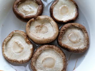 香菇鹌鹑蛋,香菇泡水清洗干净