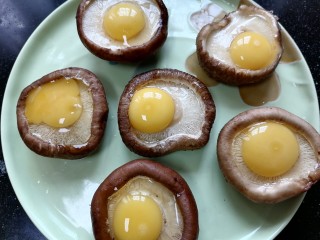 香菇鹌鹑蛋,鹌鹑蛋打在香菇中间