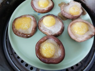 香菇鹌鹑蛋,放入蒸锅蒸