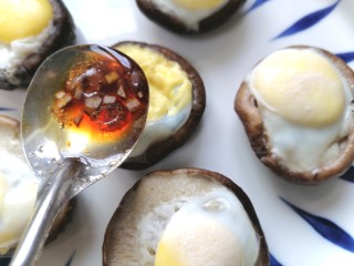 香菇鹌鹑蛋,将酱汁浇在香菇鹌鹑蛋上