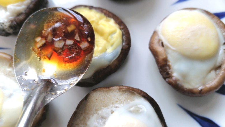 香菇鹌鹑蛋,将酱汁浇在香菇鹌鹑蛋上
