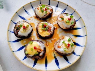 香菇鹌鹑蛋,撒上葱花和辣椒丁点缀