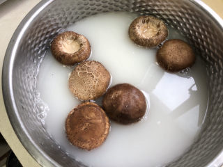 香菇鹌鹑蛋,淘米水里浸泡一会。