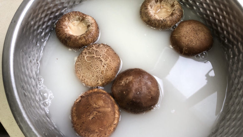 香菇鹌鹑蛋,淘米水里浸泡一会。